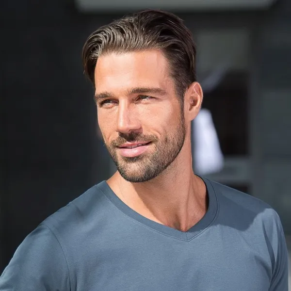 Мъжка прилепнала тениска - V-образно деколте