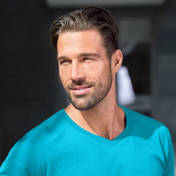 Мъжка прилепнала тениска - V-образно деколте