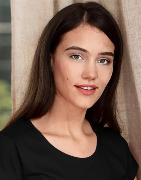 Дамска приталена тениска с кръгло деколте - По-дълбоко кръгло деколте