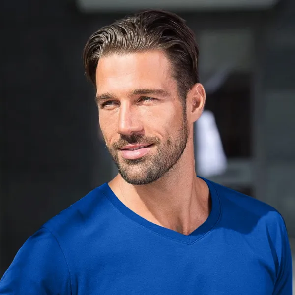 Мъжка прилепнала тениска - V-образно деколте