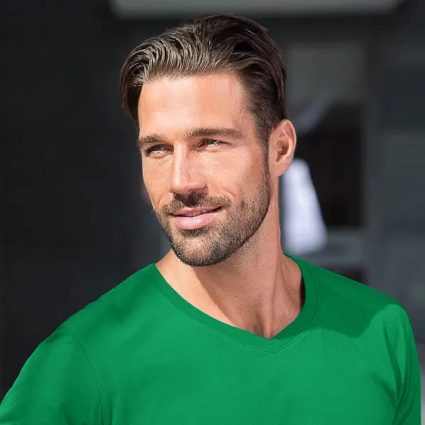 Мъжка прилепнала тениска - V-образно деколте