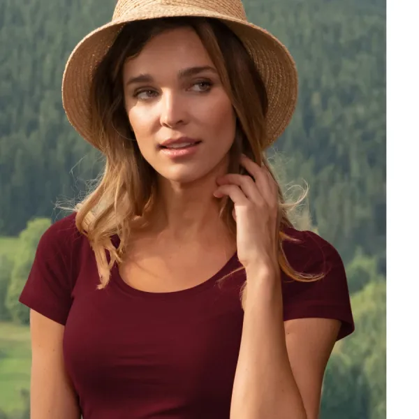 Дамска тениска с декоративни шевове - Дълбоко кръгло деколте